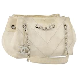 Borsa a spalla CHANEL in tela bianca con cucitura a V e CC argento Auth gh1368