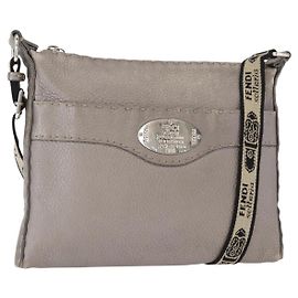 Fendi Celeria Schultertasche aus Leder Silber Auth BA8920