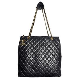 Zeitlose Einkaufstasche aus schwarzem gestepptem Leder von Chanel