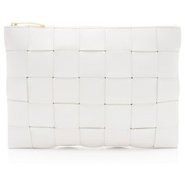 Pochette piatta media con zip in nappa intrecciato di Bottega Veneta