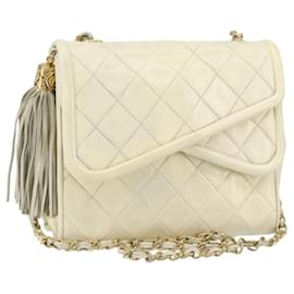 CHANEL Matelassierte Schultertasche aus Lammleder Weiß Gold CC Auth bs31806