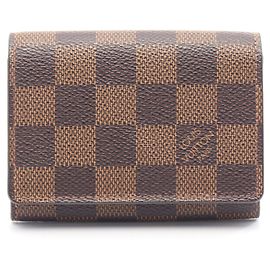 Porta tarjetas de visita sobre Louis Vuitton