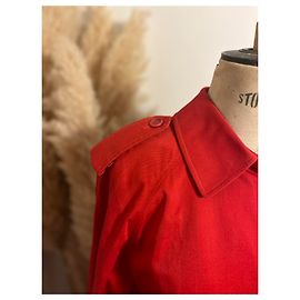 Gabardina Burberry Roja con Mangas Murciélago