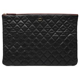 Clutch O Grande de Caviar Negro de Chanel