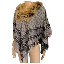 Poncho monograma Gucci.