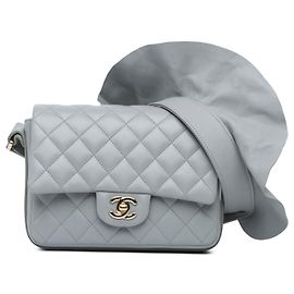 Chanel Flap Bag con Tracolla in Pelle Trapuntata