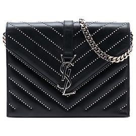 Borsa a tracolla in pelle di vitello chevron nera con borchie Monogram di Saint Laurent.