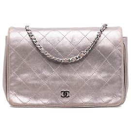 Portafoglio a catena in pelle di agnello metallizzata trapuntata rosa CC di Chanel