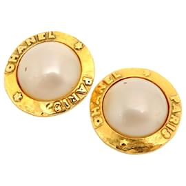 Orecchini a clip in perla finta Chanel