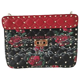 Borsa Valentino Rockstud Spike in pelle nera e rossa