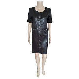 Vestido negro recto de Chanel, aspecto brillante