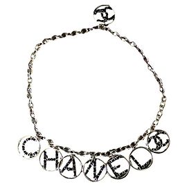 Chanel-Halskette aus silberfarbenem Metall mit CHANEL-Buchstaben