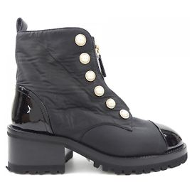 Botas Chanel de piel de becerro con efecto charol e imitación de perlas