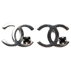 Orecchini Chanel CC in argento placcato con strass e chiusura a pressione
