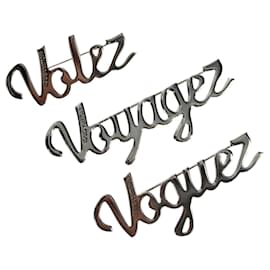 Louis Vuitton BROOCH VolezVoguezVoyagez in metallo argento M62507 LV Auth 162715M