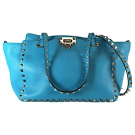 Borsa Trapeze piccola in vitello grana blu con Rockstud di Valentino