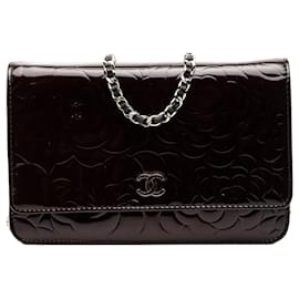 Portafoglio Chanel in pelle verniciata marrone con logo CC in rilievo e catena Camelia
