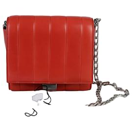 Céline Borsa a spalla piccola con catena