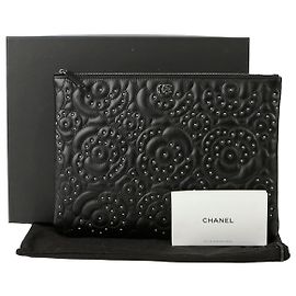 Chanel Clutch con borchie Camellia