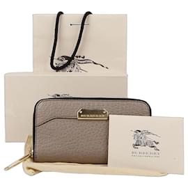 Cartera larga con cremallera y logo de metal - Burberry