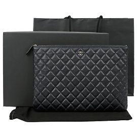 Chanel Clutch Clásica Grande de Piel Caviar