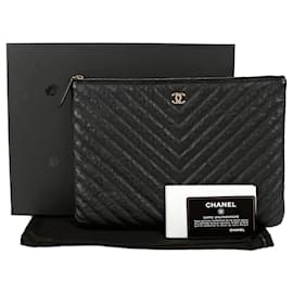 Chanel Clutch Medio Classico in Caviale
