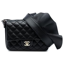 Bolero di Chanel in pelle di vitello trapuntata nera