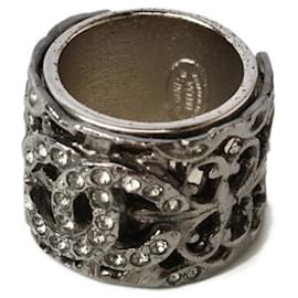 Anello in gunmetal con strass e perle Chanel Coco Mark
