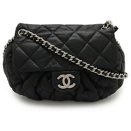 Borsa a spalla in pelle di agnello matelassé nera di Chanel