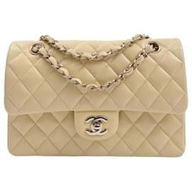 Borsa classica media a doppio flap trapuntata Chanel in pelle gialla