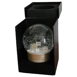Palla di neve Chanel in vetro N°5 e borse