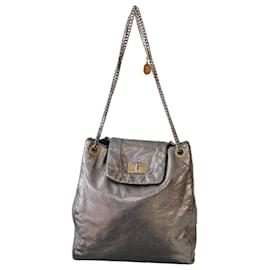 CHANEL Große Tote-Tasche aus Silberner Metallischer Perforierter Leder mit Goldener Kettenriemen