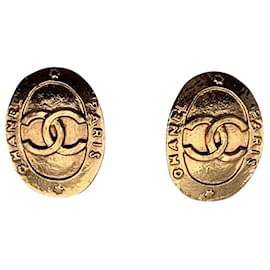 Chanel Orecchini a clip in metallo dorato vintage con logo CC in rilievo ovale