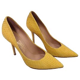 Zapatos amarillos de punta Salvatore Ferragamo