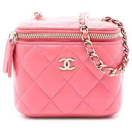 Beauty case mini in pelle di agnello trapuntata rosa di Chanel con manico e catena