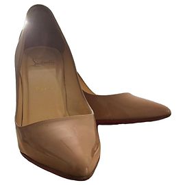 Décolleté Christian Louboutin Pigalle in vernice beige