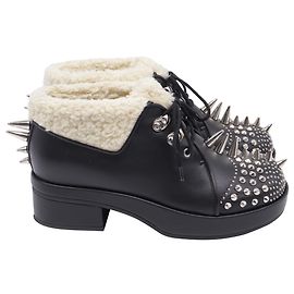Stivaletti Gucci Harlem Spike in pelle nera con fodera in shearling