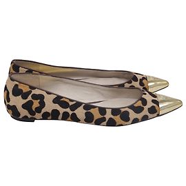 Bailarinas de punta afilada con estampado de leopardo Michael Kors en pelo de pony beige