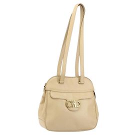 Borsa a Spalla Gancini in Pelle Beige Oro Auth 161430 di Salvatore Ferragamo