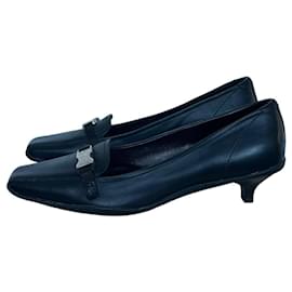 Décolleté Prada in pelle nera con tacco kitten