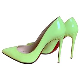Christian Louboutin Pumps aus neon-gelbem Lackleder