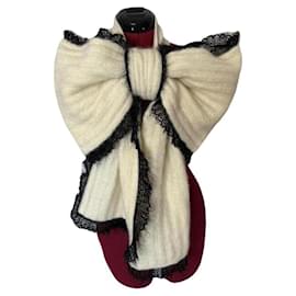 Riesiger ecrufarbener Schal mit Schleife von Chanel, Kollektion Herbst-Winter 2009, von Karl Lagerfeld.