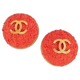 Orecchini XXL corallo 93C di Chanel con logo CC in oro