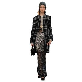 Abrigo de tweed a cuadros en blanco y negro Chanel Pre-Otoño 2023 23A
