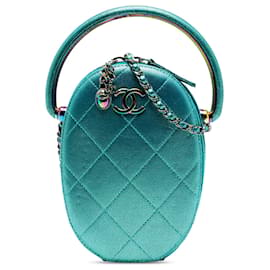 Borsa a tracolla ovale in caviar metallico trapuntato di Chanel con hardware arcobaleno