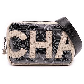 Kameratasche aus beschichtetem Canvas mit Camelia-Logo von Chanel