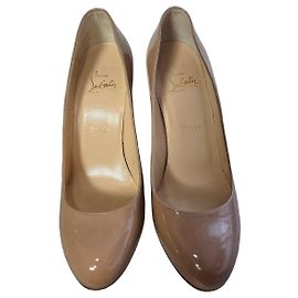 Pumps in vernice nude di Christian Louboutin con scatola