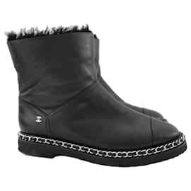 Stivali alla caviglia in pelle foderati in shearling con trim in catena Chanel