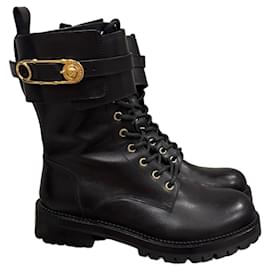Botas de Alfiler de Seguridad & Conjunto de Poncho de Cuello Alto con Alfiler de Seguridad - Versace