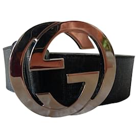 Cinturón Gucci con hebilla entrelazada